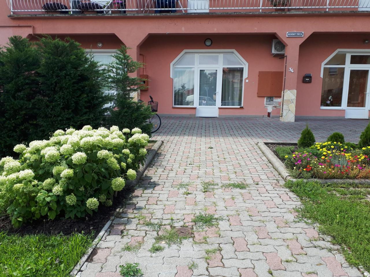 Kertvarosi Apartman Tiszaújváros Exterior foto